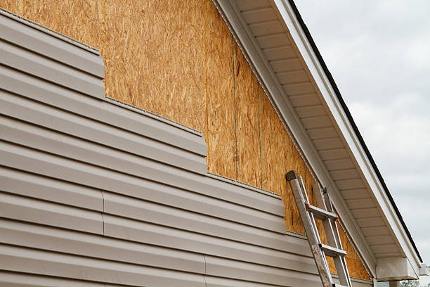 Professional Siding Replacement technician working in Boiling Springs, SC